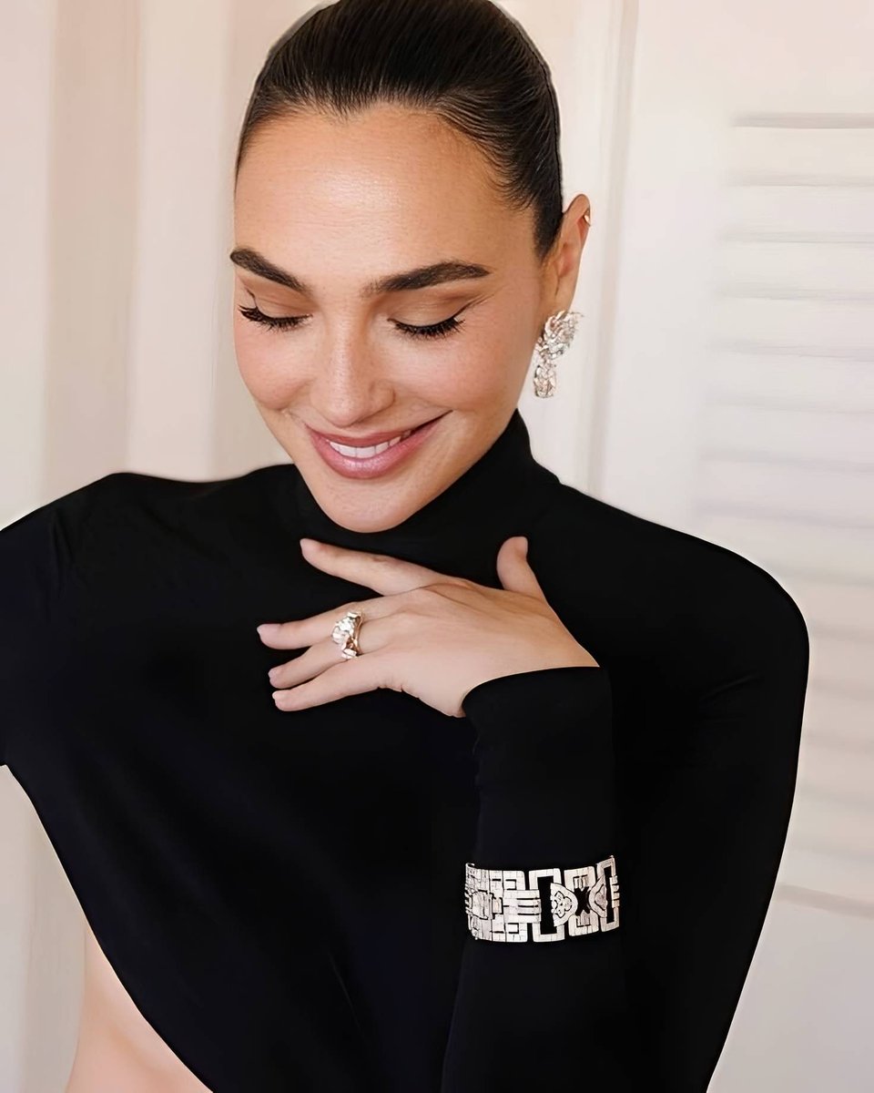 GALGADOT761's tweet photo. Hello 👋 ❤️ https://t.co/aHu3T2nXWP