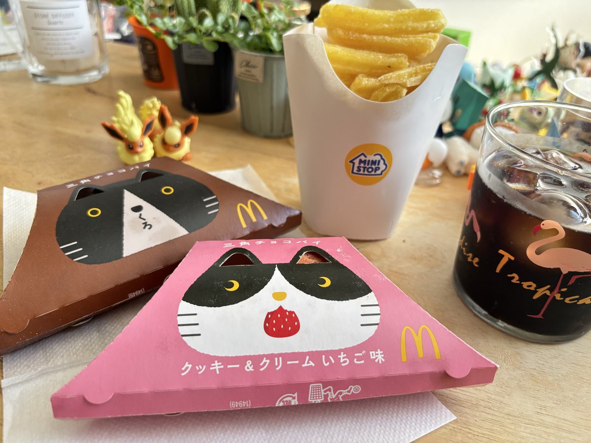 _alice_carroll's tweet photo. やっと帰宅…からのお昼食べます

いただきまーす！

楽しみにしてた
三角チョコパイ2種類とXポテト🥹✨️ https://t.co/hNdxUUFbV3