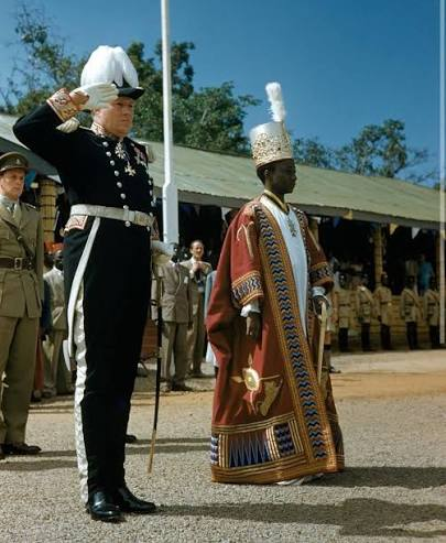 bbstvug's tweet photo. Olwaleero Buganda ewezezza emyaka 64 bukya efuna obwetwaze byayo obwali bwatwalibwa Bungereza mu mbeera y’okubeera gavumenti enkuumi nga wano Buganda yayitibwanga British Protectorate. Kinajjukirwanga nti Buganda yeyasooka okuweebwa obwetwaze nga 8 October 1962 olwo enkeera nga 9 ne Uganda eyawamu nayo neweebwa obwayo. Olunaku luno Beene yasiima Obuganda bulukuze nga bwefumiitiriza ku nkola ya Bulungibwansi ne Gavumenti ez’Ebitundu.#Gambuuze #Ageesigika #BBSKATI
