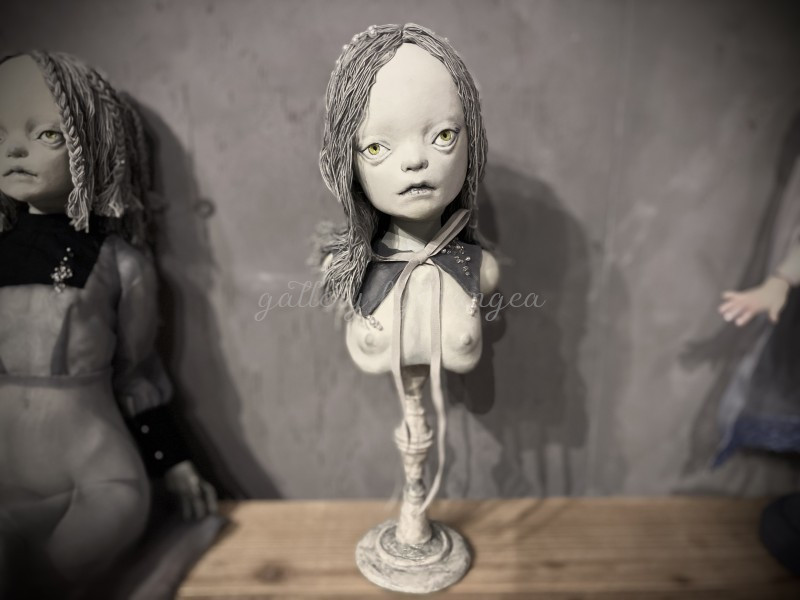 AjisaiGallery's tweet photo. 企画展『 波音を待つ夜に 』より出展作品をご紹介致します。

冨安綾乃『夜に想う』
　
サイズ(mm)：h305×w100×d110(台座込み)
素材：綿糸/ビーズ/綿布/油絵具/モデリングペースト/石塑粘土/針金/ゴム
制作年：2025

詳細はECサイトにてご確認いただけますと幸いです。
https://t.co/3GTwvN8ram

#gallery_hydrangea #企画展 #波音を待つ夜に