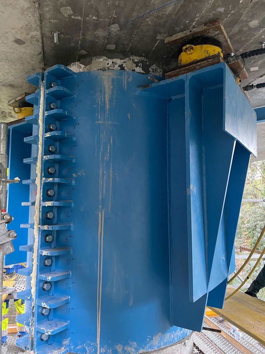 _Betazul_'s tweet photo. Hemos completado la sustitución de apoyos en un puente de la Autovía A-4 sobre el Manzanares.

Al no disponer de espacio para los cilindros hidráulicos, colocamos unos collarines abrazando los pilares para generar unas ménsulas para apoyarlos.

#estructuras #reparación #refuerzo https://t.co/hgOlRbatJK