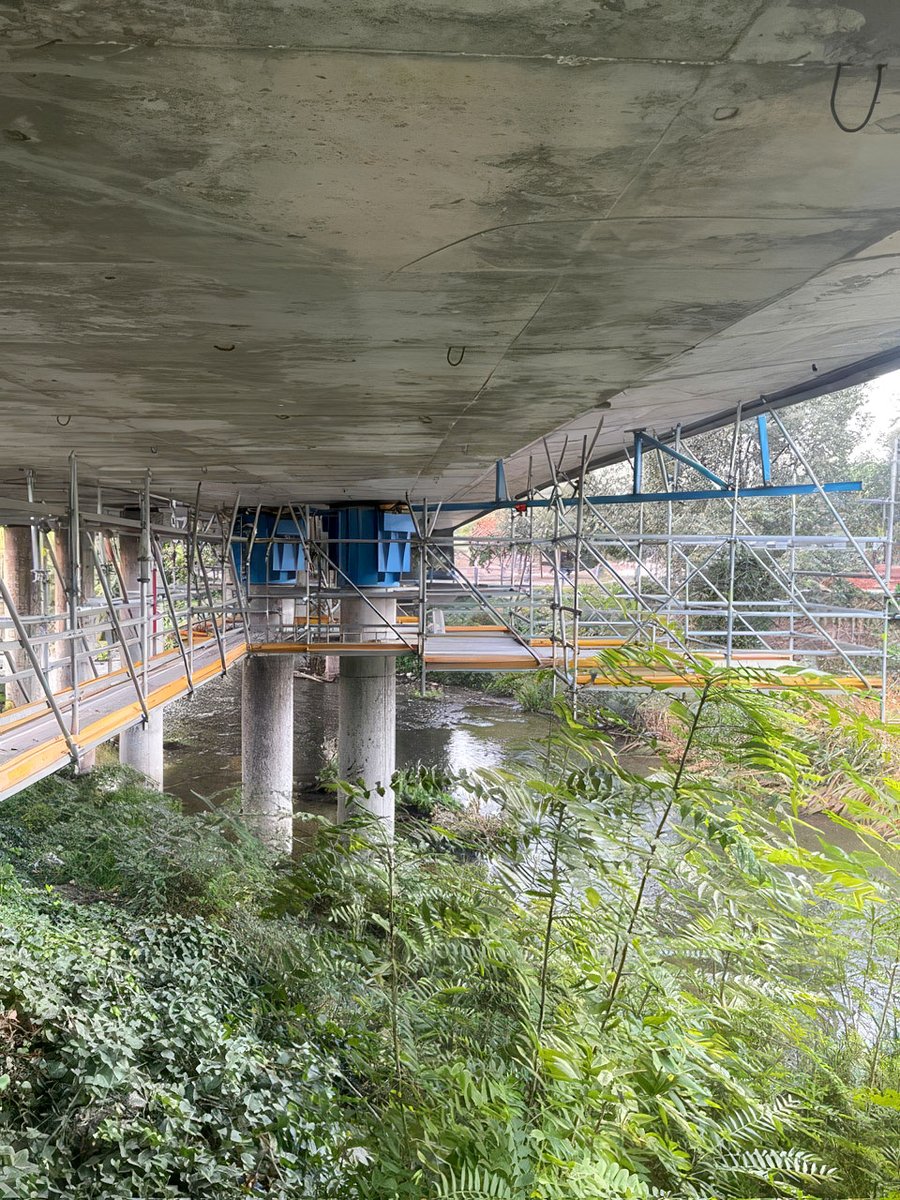 _Betazul_'s tweet photo. Hemos completado la sustitución de apoyos en un puente de la Autovía A-4 sobre el Manzanares.

Al no disponer de espacio para los cilindros hidráulicos, colocamos unos collarines abrazando los pilares para generar unas ménsulas para apoyarlos.

#estructuras #reparación #refuerzo https://t.co/hgOlRbatJK