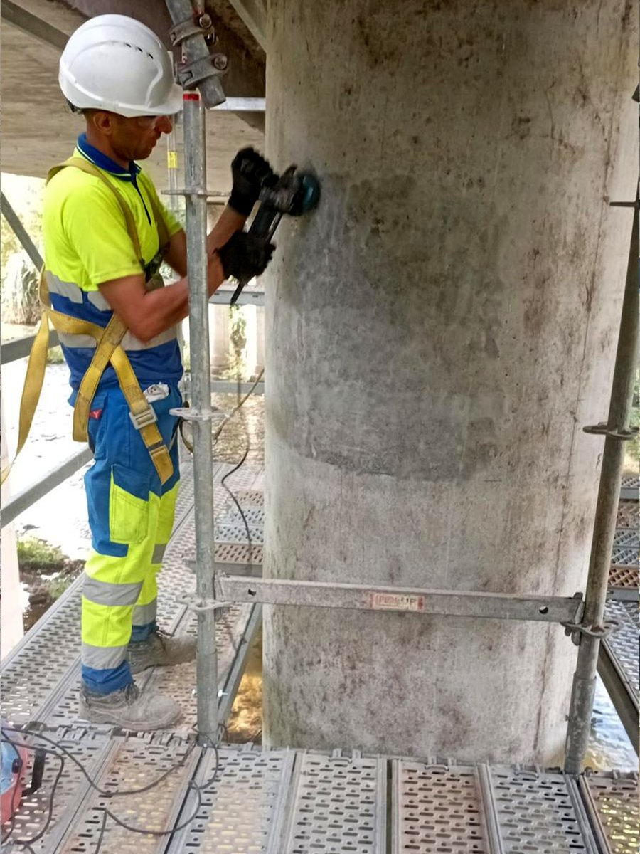 _Betazul_'s tweet photo. Hemos completado la sustitución de apoyos en un puente de la Autovía A-4 sobre el Manzanares.

Al no disponer de espacio para los cilindros hidráulicos, colocamos unos collarines abrazando los pilares para generar unas ménsulas para apoyarlos.

#estructuras #reparación #refuerzo https://t.co/hgOlRbatJK