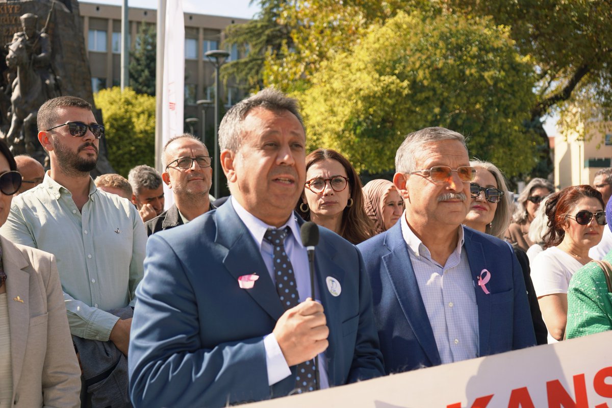 usak_ism's tweet photo. 🎀 Uşak’ta Erken Teşhis İçin Birlikte Yürüdük! 🌸
​Meme Kanseri Farkındalık Ayı kapsamında; erken tanının hayat kurtaran önemine dikkat çekmek amacıyla İl Sağlık Müdürlüğümüz ve Kanserle Savaş Derneği iş birliğinde farkındalık yürüyüşümüzü gerçekleştirdik. https://t.co/FsrThxbLna