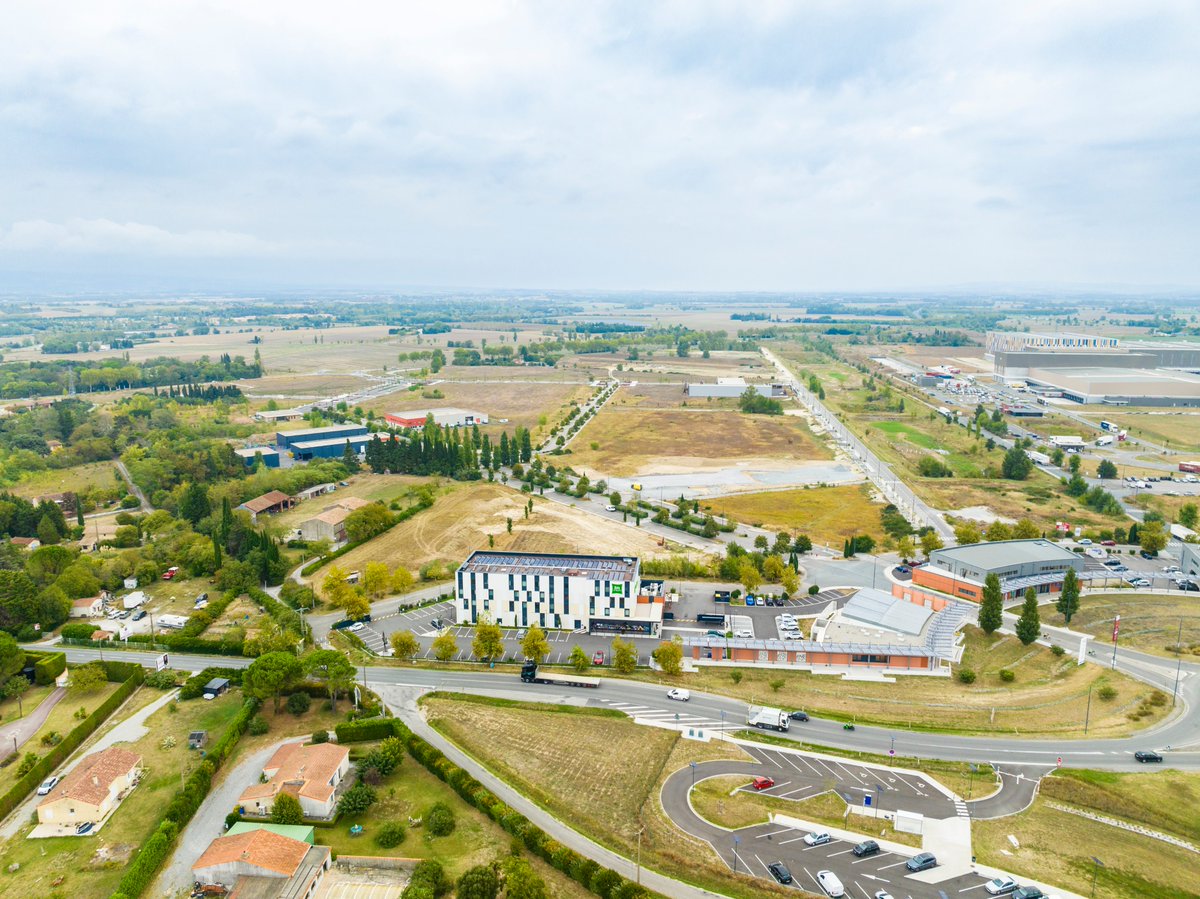 ADOCC_'s tweet photo. #Aude L"OZE Nicolas Appert, à Castelnaudary , vient d’obtenir le nouveau label "site industriel clés en main", attribué par l’État.

🔎 Une reconnaissance qui confirme le niveau de maturité du site pour accueillir des projets industriels.

Avec déjà 28 entreprises implantées et plus de 1 000 emplois, la zone d'activités dispose encore de 16 hectares de foncier disponibles.

➕ Plus d’informations et contact : https://t.co/2Rb3d1MttS