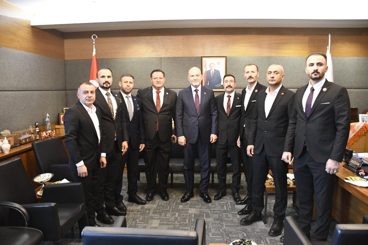 Ayhankahraman0's tweet photo. İllerimizden gelen kıymetli Federasyon Başkanlarımız ile birlikte, terörle mücadelede önemli görevler üstlenmiş, Şehit ve Gazi Ailelerimizin abisi olarak gördüğümüz Eski İçişleri Bakanımız Sayın Süleyman Soylu’yu ziyaret ettik.

Ziyaretimizde, kahraman Güvenlik Korucularımızın yaşadığı sorunları ve taleplerini Sayın Bakanımıza ileterek, çözüm noktasındaki beklentilerimizi paylaştık.

Nazik ev sahipliği, samimi sohbeti ve yakın ilgilerinden dolayı Sayın Bakanımız Süleyman Soylu’ya teşekkür ve şükranlarımızı sunuyoruz.

🇹🇷 Şehit ve Gazi Ailelerimiz ile Kahraman Güvenlik Korucularımızın her zaman yanında olmaya devam edeceğiz. @suleymansoylu @mustafaciftcitr @OrhanKa22507989 @TuranOner_21 @ibrahimsehtoglu @ismailsehitogl @Gazikurt87 @MehmetGungor073 @AhmetMazi19 @sakbar7272 @RTErdogan @HamzaOzbilgi @illeridaresi @Bilmezmemed