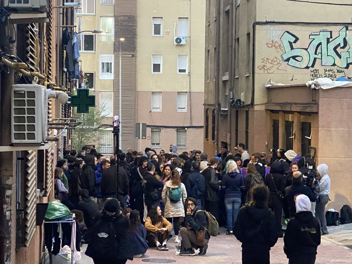 alemvelasco_'s tweet photo. Cientos de personas convocadas por el sindicato de San Blas - Canillejas defienden ya la puerta de Tamara, su marido y sus tres hijos menores. La Agencia de Vivienda Social de la Comunidad de Madrid intenta desahuciarles por segunda vez. https://t.co/yEqsSn8hmq