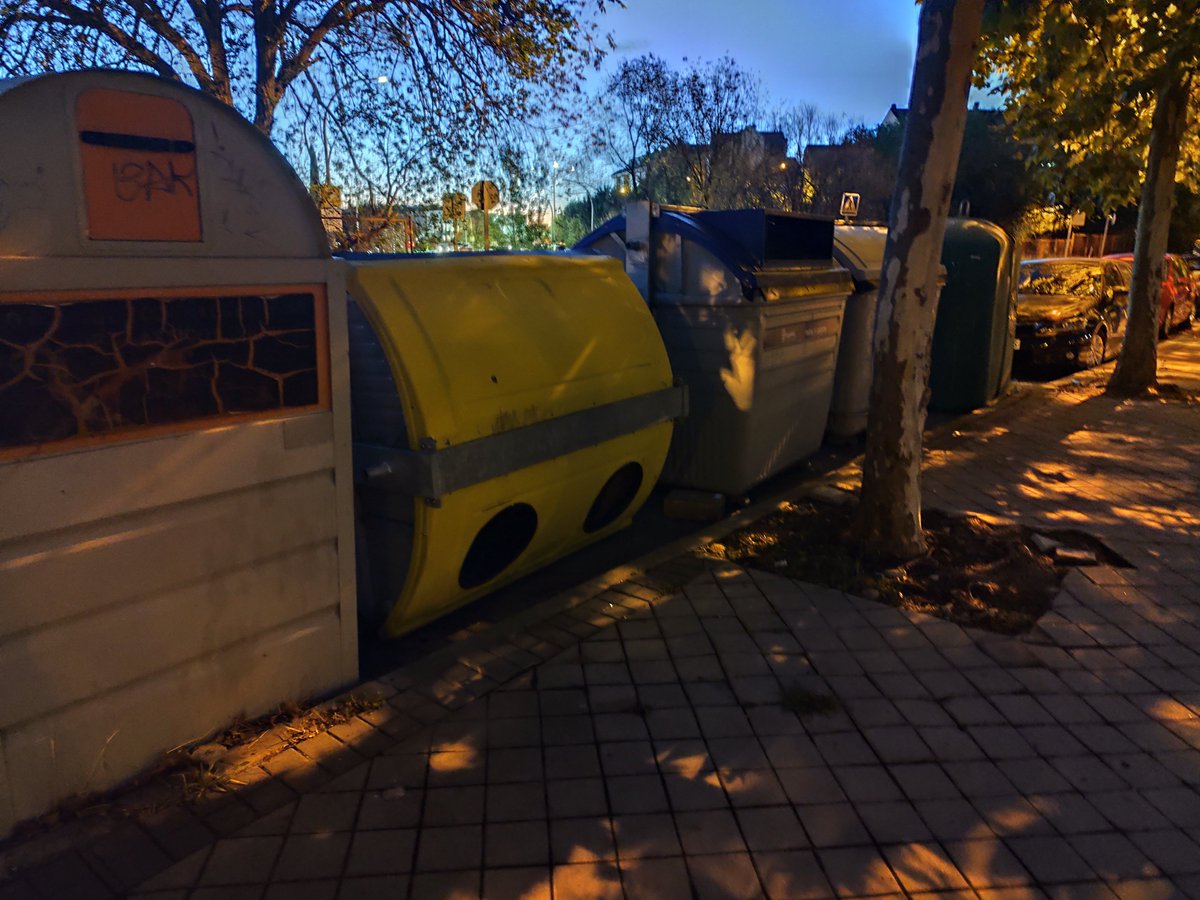 IsmaNogaless's tweet photo. @AytoLeganes @Leganes_MAmb @vbonetatienza Hola, de esta manera ha dejado el servicio de recogida el contenedor de envases está noche en la Calle Agustinos @marecuencopp @CarlosULEG @psoedeleganes https://t.co/HxbnmLR5B8