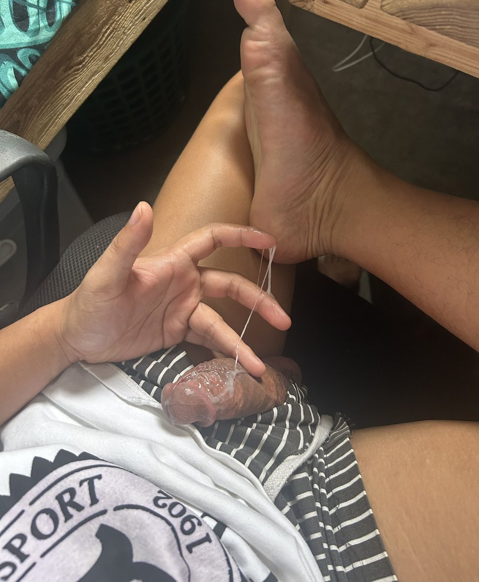 _jackiesparrow's tweet photo. Pwesto ka sa ilalim ng lamesa ko. Chupain moko habang nagwowork🥵 https://t.co/3BaF4n20xM