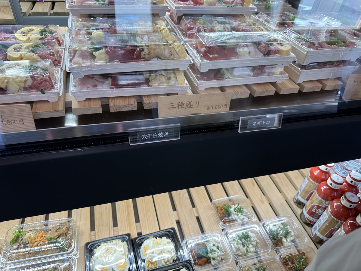 tkhshgm's tweet photo. 庭園近くの��弁当屋さんが話題だったので開店前に並んで目当てを確保しピクニック気分です。刺身も卵巻きも美味しかったです。これはビールが欲しいところ園内アルコール持ち込み禁止でそこは残念 https://t.co/wLThOYyBQD