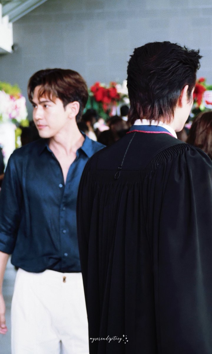 myserendipitoey's tweet photo. When he says, “I’ve got your back,” he truly means it.🌻🤍

#PhoomFinallyGraduates
#ToeyPhoom https://t.co/0jWdBsH6RU