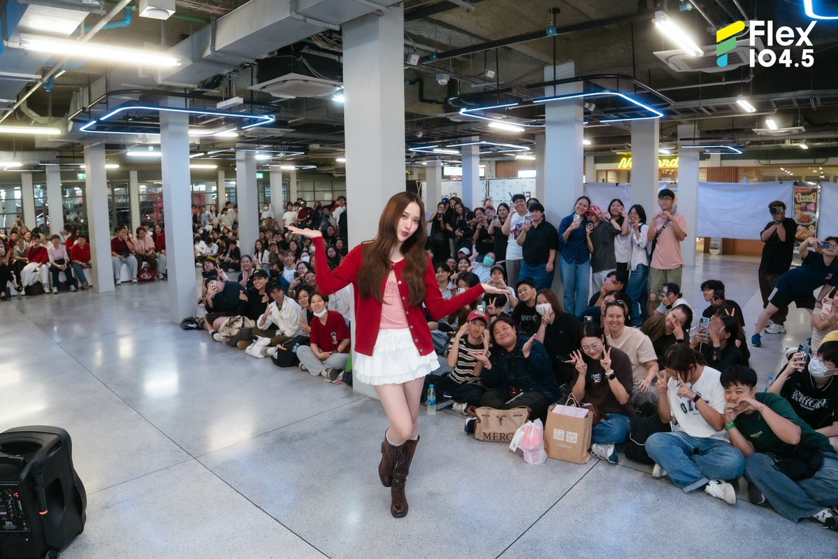 Flex_Connect's tweet photo. ขอบคุณทุกคนที่มาร่วมสร้างพลังบวกและส่งกำลังใจให้ศิลปินสาวสุดฮอตของเราถึงที่สตูดิโอนะคะ และขอขอบคุณ ฟรีน-สโรชา ที่ให้เกียรติมาพูดคุยสนุก ๆ ในรายการ พร้อมเผยเคล็ดลับสุดปังในธีม COMPLETE YOUR MATCH
"แมตช์ไอเทมที่ใช่ เติมความมั่นใจให้ทุกลุค" ไปกับผลิตภัณฑ์จาก IN2IT ที่บอกเลยว่าแมตช์ได้ลงตัวสุด ๆ 💄💋

ช่วงท้ายรายการ ฟรีน-สโรชา ได้ฝากข้อคิดดี ๆ ไว้ว่า “การค้นหาสิ่งที่แมตช์กับตัวเองต้องใช้เวลา ไม่ต้องรีบ ให้ค่อย ๆ เรียนรู้ทำความรู้จักตัวเองไปเรื่อย ๆ อะไรที่ไม่ใช่ก็แค่ตัดออก แล้วโฟกัสกับความสุขที่ทำแล้ว Enjoy จะทำให้เราใช้ชีวิตทุกวันได้อย่างคุ้มค่าที่สุด” ❤️

📌ดูรายการ Flex Talk ย้อนหลังได้ทาง YouTube : FlexConnect
https://t.co/2duYwisGGs

@srchafreen @in2itcosmetics 
.
#Flex1045xฟรีนสโรชาxIN2IT
#IN2ITThailand #แป้งพัฟพี่ฟรีน
#แป้งแดงสายแกลม #srchafreen
#FlexTalk #FlexConnect #Flex1045
