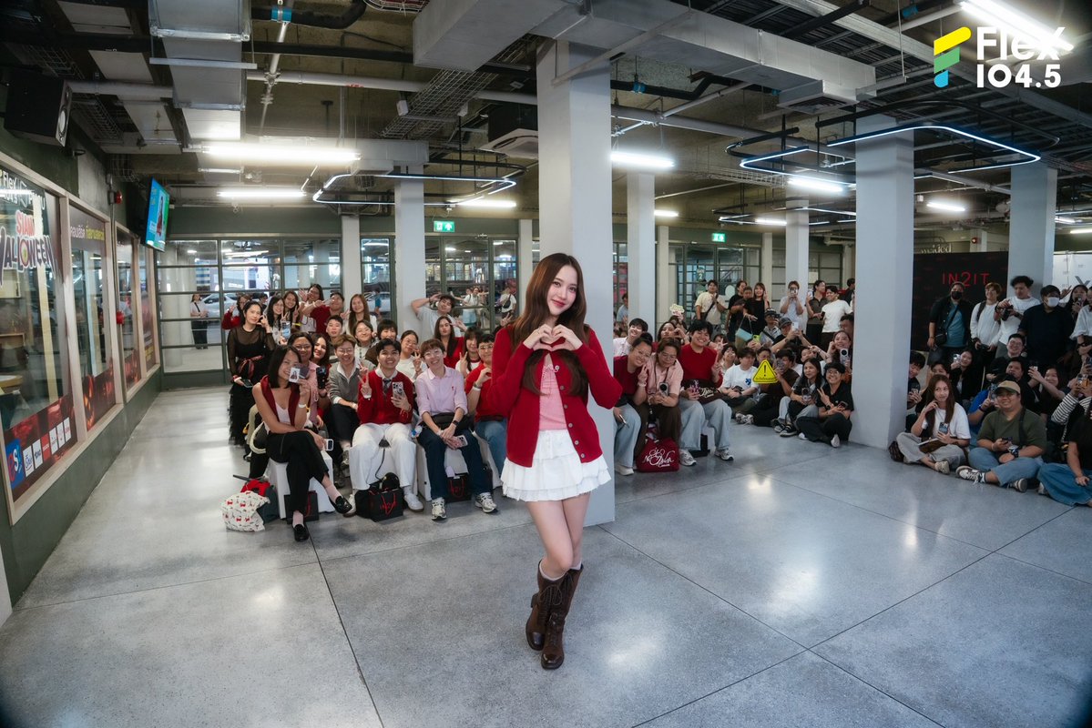 Flex_Connect's tweet photo. ขอบคุณทุกคนที่มาร่วมสร้างพลังบวกและส่งกำลังใจให้ศิลปินสาวสุดฮอตของเราถึงที่สตูดิโอนะคะ และขอขอบคุณ ฟรีน-สโรชา ที่ให้เกียรติมาพูดคุยสนุก ๆ ในรายการ พร้อมเผยเคล็ดลับสุดปังในธีม COMPLETE YOUR MATCH
"แมตช์ไอเทมที่ใช่ เติมความมั่นใจให้ทุกลุค" ไปกับผลิตภัณฑ์จาก IN2IT ที่บอกเลยว่าแมตช์ได้ลงตัวสุด ๆ 💄💋

ช่วงท้ายรายการ ฟรีน-สโรชา ได้ฝากข้อคิดดี ๆ ไว้ว่า “การค้นหาสิ่งที่แมตช์กับตัวเองต้องใช้เวลา ไม่ต้องรีบ ให้ค่อย ๆ เรียนรู้ทำความรู้จักตัวเองไปเรื่อย ๆ อะไรที่ไม่ใช่ก็แค่ตัดออก แล้วโฟกัสกับความสุขที่ทำแล้ว Enjoy จะทำให้เราใช้ชีวิตทุกวันได้อย่างคุ้มค่าที่สุด” ❤️

📌ดูรายการ Flex Talk ย้อนหลังได้ทาง YouTube : FlexConnect
https://t.co/2duYwisGGs

@srchafreen @in2itcosmetics 
.
#Flex1045xฟรีนสโรชาxIN2IT
#IN2ITThailand #แป้งพัฟพี่ฟรีน
#แป้งแดงสายแกลม #srchafreen
#FlexTalk #FlexConnect #Flex1045