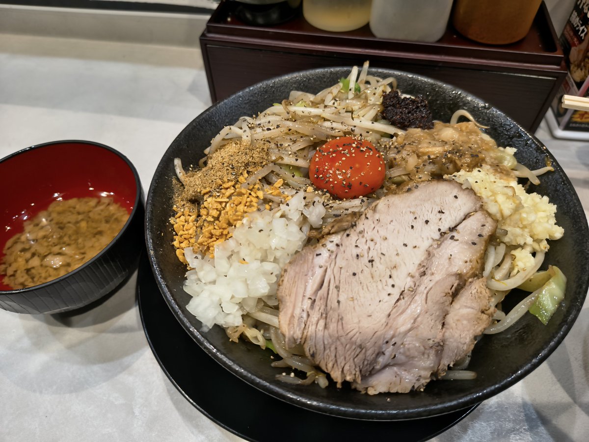 sato3spider's tweet photo. CRAZYPORK
ピリ辛麻辣汁なし並(シート参照)+レアチャーシュー丼
丼物あるから並にしたけど中(300g)でも全然いけたな
美味しかったけど周りを見ていないお店はしばらく(もう？)行かないかな？
詳細は省くけど食券買っても案内しないは外で放置プレイはでゾクゾクしましたわ
ごちそうさまでした https://t.co/pBnt7dzmMz