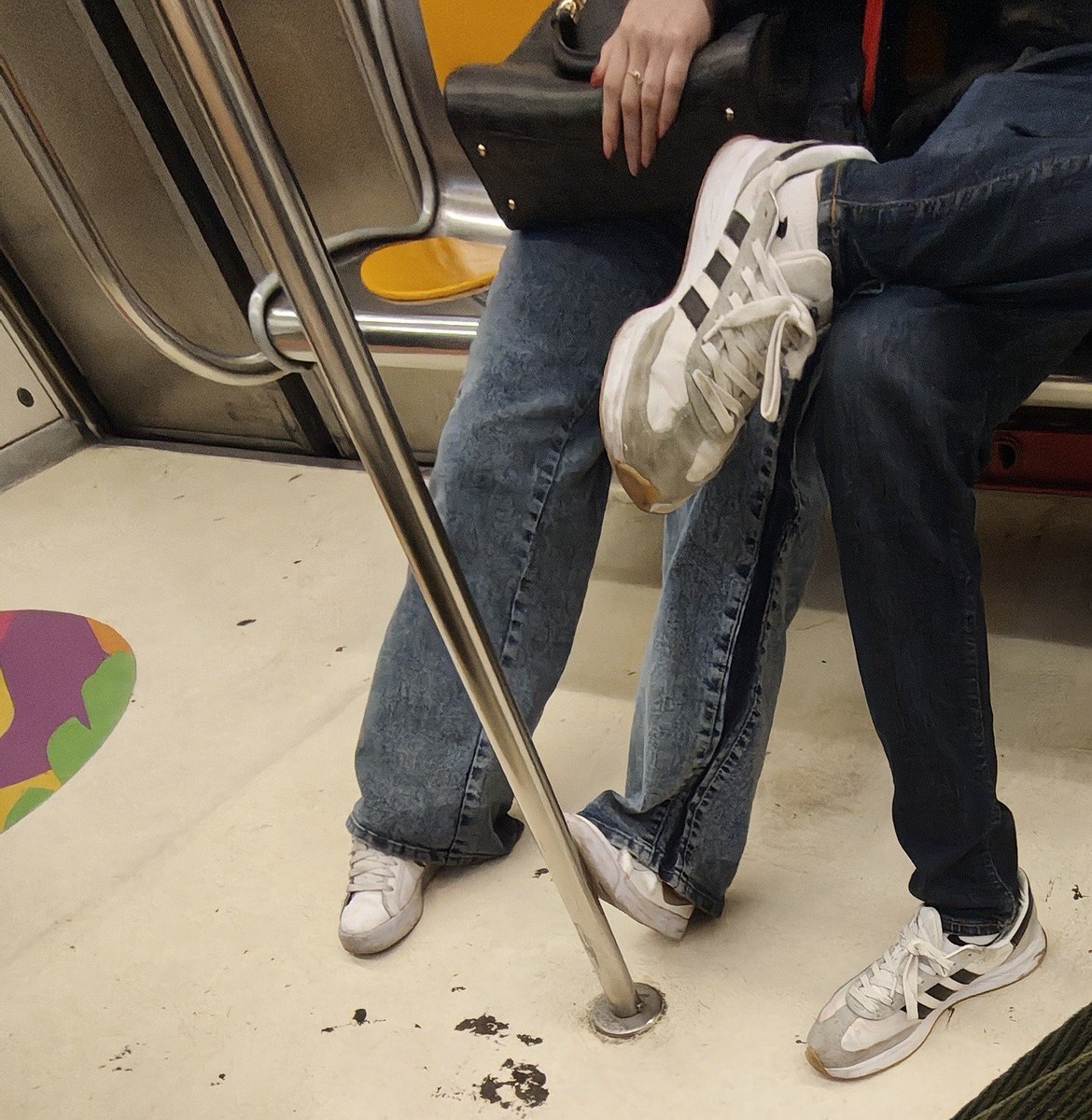 joernie0796's tweet photo. [Metro de la Ciudad: estoy atestiguando en vivo y en directo el momento exacto en el que un cabrón se está enamorando de una vampira de la vida real, de las que solo hay en estos 1495 m².] https://t.co/2vUu8J3aqU