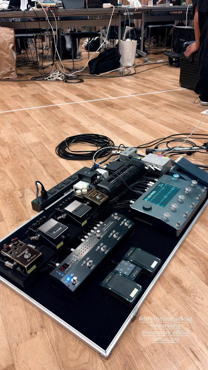 ASH_officialjp's tweet photo. new pedal board for YOASOBI🤘🏻

USツアーから間も無く怒涛のリハーサル！
そして今月からいよいよドームツアー

全力で頑張ります🔥 https://t.co/RHtIUOg1F0
