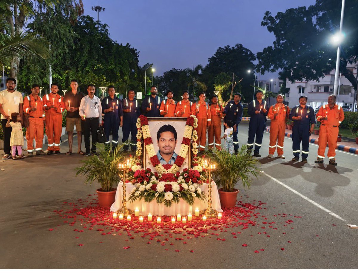 IOOA_CoreGroup's tweet photo. Under the banner of IOOA, IndianOil officers across India stood united in mourning and solidarity.

Officers observed silence, candle marches and wore black badges to express their deep grief and strongly condemn the heinous murder of our colleague, Shri Mahesh Shelke, who lost his life while performing his official duty  at Hingoli, Maharashtra.

His tragic death has deeply shaken the entire officer fraternity. Officers of oil marketing companies provide essential services to the nation, and their safety while discharging official duties must be given the highest priority.

IOOA urges the Government of India and concerned authorities to take necessary and effective steps to ensure the safety and security of oil marketing officers across the country and prevent such tragic incidents from recurring.

Strict action under the law against those responsible is essential.
We mourn. We remember. We stand united.
 Justice for Mahesh Shelke. Safety of every officer. Never Again.
#IOOA #JusticeForMaheshShelke #IndianOil #OfficersSafety #NeverAgain @PMOIndia @HMOIndia @PetroleumMin @Secretary_MoPNG @neerajmittalias @IndianOilcl @CMOMaharashtra