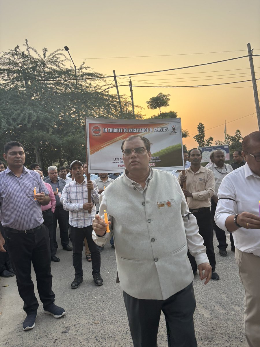 IOOA_CoreGroup's tweet photo. Under the banner of IOOA, IndianOil officers across India stood united in mourning and solidarity.

Officers observed silence, candle marches and wore black badges to express their deep grief and strongly condemn the heinous murder of our colleague, Shri Mahesh Shelke, who lost his life while performing his official duty  at Hingoli, Maharashtra.

His tragic death has deeply shaken the entire officer fraternity. Officers of oil marketing companies provide essential services to the nation, and their safety while discharging official duties must be given the highest priority.

IOOA urges the Government of India and concerned authorities to take necessary and effective steps to ensure the safety and security of oil marketing officers across the country and prevent such tragic incidents from recurring.

Strict action under the law against those responsible is essential.
We mourn. We remember. We stand united.
 Justice for Mahesh Shelke. Safety of every officer. Never Again.
#IOOA #JusticeForMaheshShelke #IndianOil #OfficersSafety #NeverAgain @PMOIndia @HMOIndia @PetroleumMin @Secretary_MoPNG @neerajmittalias @IndianOilcl @CMOMaharashtra