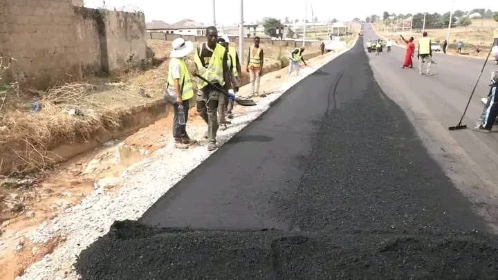samuelbatu62254's tweet photo. KEFFI–NASARAWA ROAD PROJECT.

The Keffi–Nasarawa Road Project was originally awarded in 2018 by the previous administration. However, progress was slow due to funding challenges, with only about 3 kilometres achieved at the time.

Under the administration of President Bola Ahmed Tinubu, and through the strategic intervention of the Honourable Minister of Works, Sen. Engr. David Umahi, the project has been restructured and divided into two phases.

Phase One has been completed, as shown in the pictures, and is ready for commissioning. This section was constructed using asphalt pavement.

Phase Two has also been awarded and is currently ongoing. The phase covers Keffi–Nasarawa, Nasarawa–Toto and Toto–Abaji, including the extension to Abaji.

At present, construction work on Phase Two has progressed to the Gunki–Marmara axis, where the project is being executed with concrete pavement technology, unlike Phase One, which was constructed with asphalt.

Once fully completed, the project is expected to ease movement for commuters, improve road safety, reduce travel difficulties and strengthen connectivity between Keffi, Nasarawa, Toto, Abaji and surrounding communities.

This ongoing development reflects the Federal Government’s continued investment in critical road infrastructure under the Renewed Hope Administration of President Bola Ahmed Tinubu, with the supervision and intervention of the Minister of Works, Sen. Engr. David Umahi. @FMWNIG @woye1 @DOlusegun @OfficialAPCNg 

#RenewedHopeAgenda 
#TinubuShettima2027 
#RenewedHope 
#RegionalStability