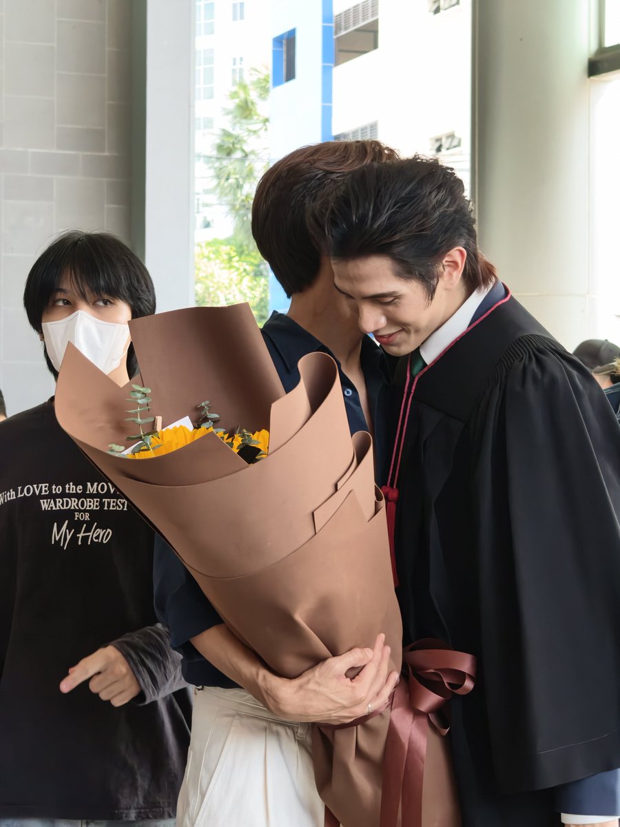chalodiary's tweet photo. จังหวะลตเหมือนเหม็นความรัก 😎🤭 

#toeyphoom
#PhoomFinallyGraduates https://t.co/YBND12knBU