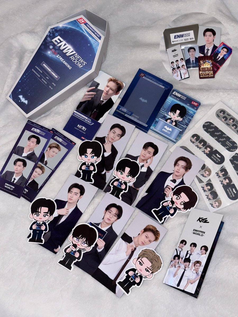 jjongmanul_'s tweet photo. 엔월드 일주년과 동시에 찾아온 달콤한 뉴스룸 픈자님들 😻... 

깔끔의 정석 정장으로 승부 보는 뉴스룸 테마 정말 너무 좋다 ///

KITS SHOP에선 쿠폰카드 구매 시 단독 골든 밤피르 티켓 특전도 증정해주고 있으니까 우리 뉴스룸 픈자님들 꼭 매입해야겠지, 😎

1주년 기념 KITS SHOP 단독  「1st ANNIVERSARY ARCHIVE BOX」 에선 뉴스룸 테마 포함(!!) 원하는 멤버/테마를 내 마음대로 커스텀할 수도 있다니까 당장 달려가시오!! 💨💕

#ENHYPENWORLD #엔하이픈월드 #ENHYPEN #엔하이픈
#KITZ_SHOP #킷츠샵