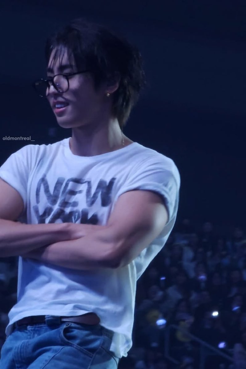 jutschll's tweet photo. THE HELL IS THAT??? THE BICEP??? I AM SICK https://t.co/1FLoFiSBti