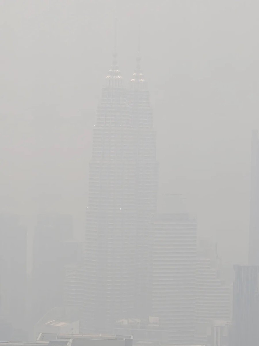 kamaghul's tweet photo. Update pukul 2.16PM : Asap jerebu tebal gila dekat KLCC, KL Tower dengan TRX tu nampak kabus je... Patut dari rumah tak nampak terus langit KL ni. Semoga Malaysia cepat pulih 

Terima kasih Indonesia 👍🏻 https://t.co/BxppngxJ7o