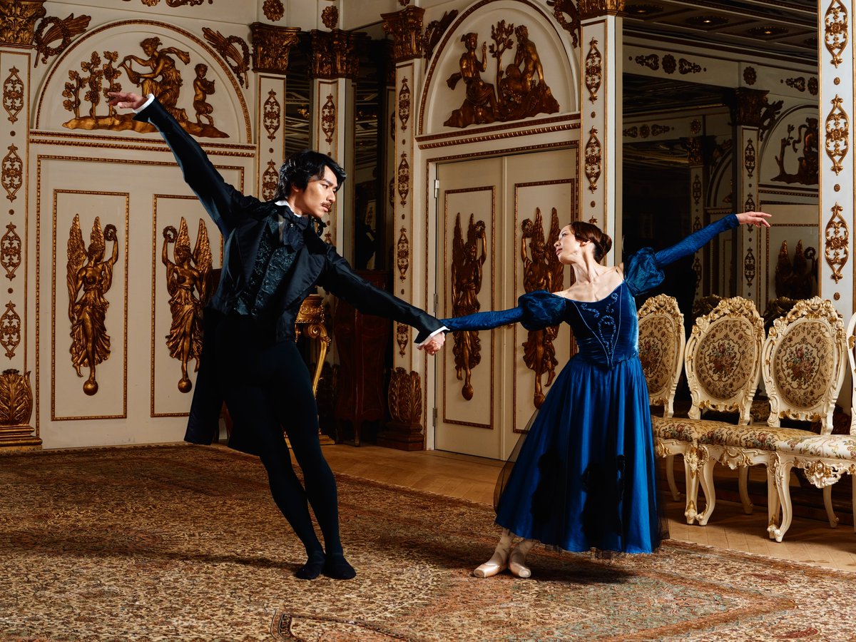 TheTokyoBallet's tweet photo. 【＃オネーギン】─オペラとバレエ─

クランコのバレエ『オネーギン』の幕割りは、
音楽そのものを使ってないものの、
チャイコフスキーの同名オペラをベースにしています。

第1幕は夢想家の少女の
熱烈な初恋の挫折。
第2幕は情熱家の青年の、
嫉妬と小さな諍いから起こる死。
第3幕は冷笑的な都会の青年の、
突然の情熱の奔出と挫折。

プーシキンから50年後を生きたチャイコフスキーは
オネーギンの人物像に共感が持てなかったのか、
タチヤーナとレンスキーには
長大なアリアを歌わせたいっぽうで、
オネーギンのためのアリアは設けませんでした。
