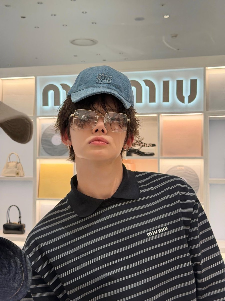 twinzzzn's tweet photo. 앞에서 몇 명이 찍어주고 있는거야 ㅋㅋㅋㅋㅋ https://t.co/5dCWusQskS