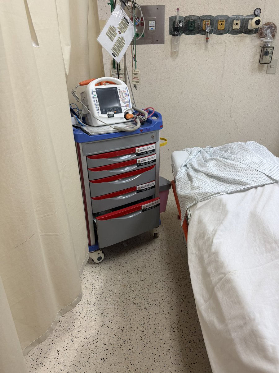 SolyMarGap's tweet photo. Ayer falleció un señor, le habían picado abejas, hizo TSV o eso creemos, el monitor del desfibrilador no sirve bien, el monitor de pared una pinza no se sierra y marcaba solo si lo sostienes, eso si, están bien especificados que número de cajón son los del carro rojo. Biba la 4T https://t.co/oXfnwSQrjY
