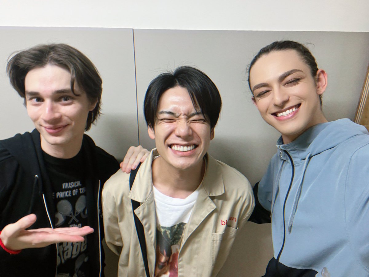 TOKI_191000518's tweet photo. ミュージカル「新テニスの王子様」The Final Stage 7公演目🎾

今日もすごい楽しかった！！！
やっぱり、とてつもなくアツい試合を観てると自分もすっっっごく試合したくなるね！

今日、観劇に来てくれた秋沢さんとみんなでパシャリ📸
#新テニミュ https://t.co/ss7V0HL2Sz