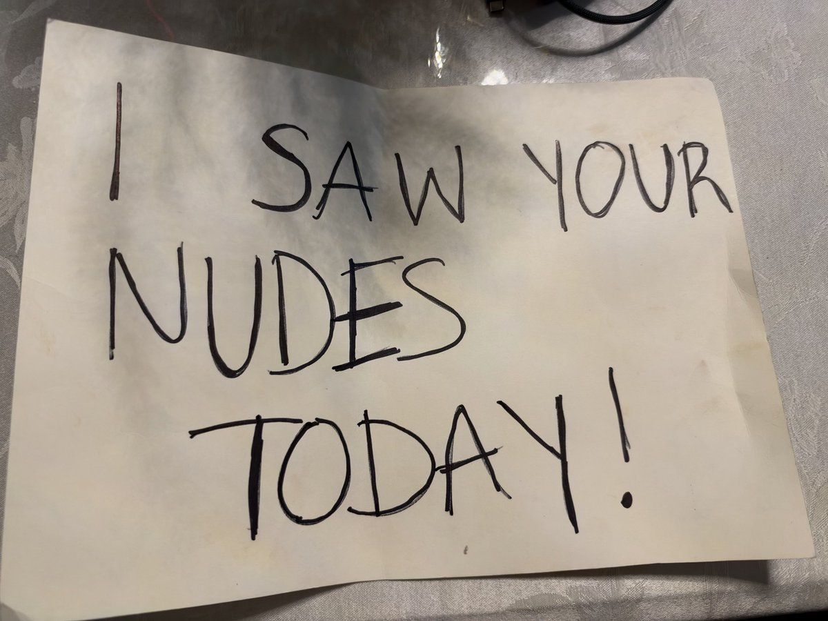 wistfulharrys's tweet photo. HARRY NOTICED MY SIGN 😭😭😭😭😭😭 IM GOING TO THROW UP IT FEELS UNREAL https://t.co/eyjpTddFyV