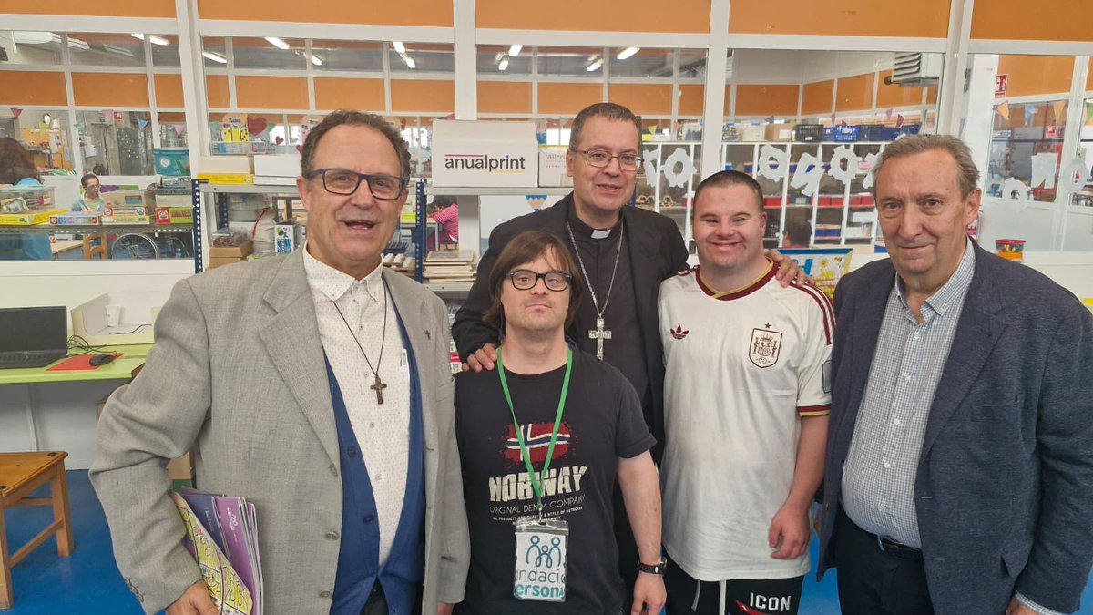 Apadefim's tweet photo. Visita institucional muy especial en el centro: la del obispo de Segovia, monseñor Jesús Vidal, quien acudió acompañado por Florentino y Jesús, párrocos del barrio de El Sotillo, en La Lastrilla, y Victoria, responsable de Pastoral Social y de la Salud.
🌐https://t.co/mnUJZi6kOk https://t.co/w1JPERYWPf