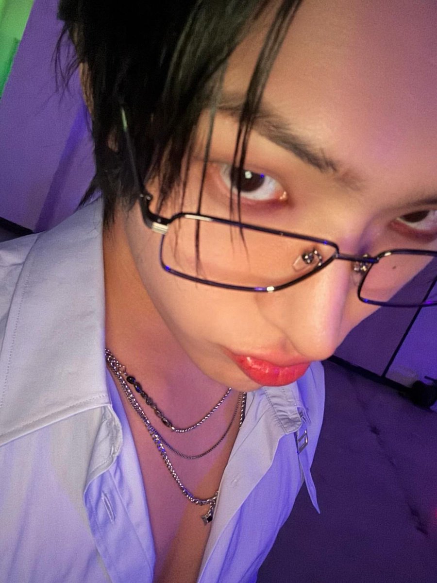 pinkgiholic's tweet photo. this angle 🐥♡ https://t.co/yCuDfaKdpl