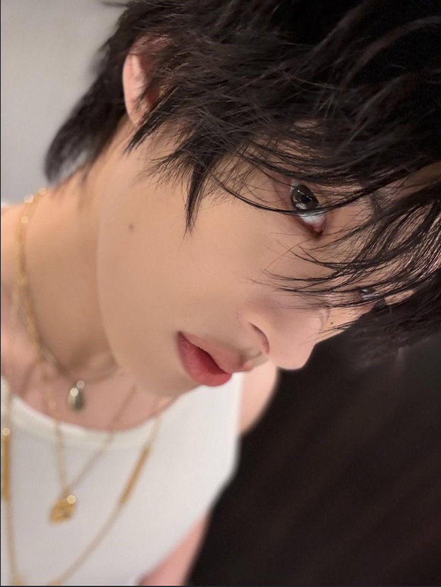 pinkgiholic's tweet photo. this angle 🐥♡ https://t.co/yCuDfaKdpl