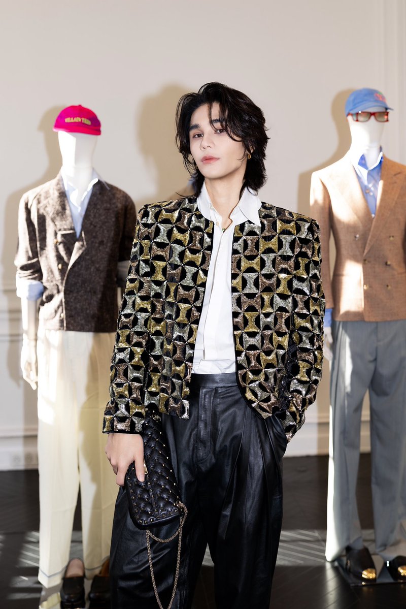 thaiupdate2021's tweet photo. เจฟ ซาเตอร์ และ ฟรีน สโรชา พาเยี่ยมชมคอลเล็กชั่น VALENTINO ANTIBIBLIOTECA SPRING-SUMMER 2027

สองแบรนด์แอมบาสเดอร์ประจำเมซง เจฟ ซาเตอร์ (Jeff Satur) และ ฟรีน สโรชา (Freen Sarocha) พาเยี่ยมชมรายละเอียดจากคอลเล็กชั่น Valentino Antibiblioteca Spring-Summer 2027 ผลงานการออกแบบโดยผู้อำนวยการฝ่ายสร้างสรรค์ อเลสซานโดร มิเคเล่ (Alessandro Michele) ซึ่งจัดแสดงแฟชั่นโชว์ไปเมื่อวันที่ 4 ตุลาคม 2027 ณ กรุงปารีส ประเทศฝรั่งเศส
ทั้งสองได้ร่วมสำรวจรายละเอียดของเสื้อผ้าทั้งฝั่งสุภาพสตรีและสุภาพบุรุษ รวมถึงเครื่องประดับจาก Valentino Garavani อย่างใกล้ชิด ถ่ายทอดดีเอ็นเออันโดดเด่นของเมซงผ่านเทคนิคระดับสูง การเลือกใช้แมตทีเรียลที่หลากหลาย สะท้อนจิตวิญญาณของเมซงได้อย่างชัดเจน
@maisonvalentino
#ValentinoAntibiblioteca
 
CREDIT: Valentino

#srchafreen‌ #jeffsatur
#thaiupdate2019