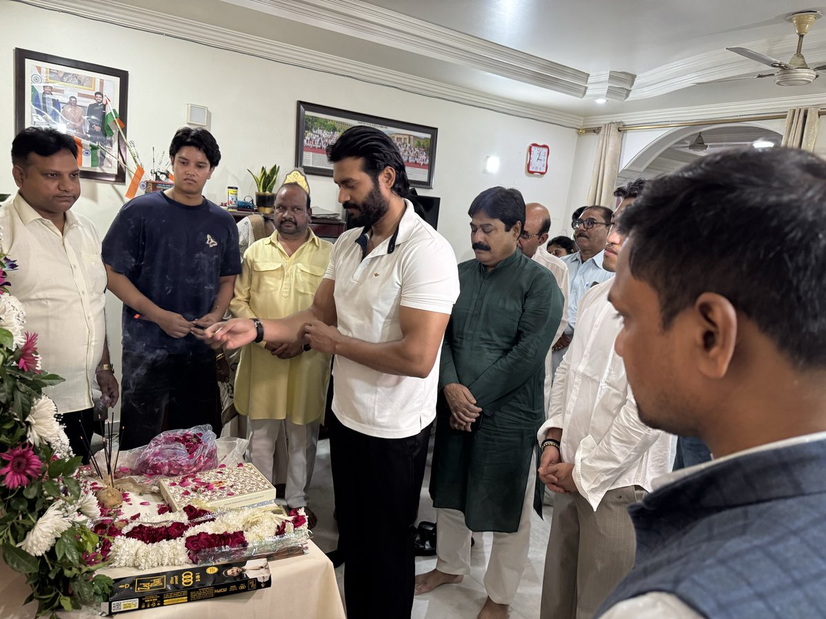 princerajpaswan's tweet photo. दलित, शोषित और वंचितों के अधिकार की राजनीति के केंद्रबिंदु में बाबा साहेब भीमराव अंबेडकर के विचार एवं आदर्शों को भारतीय राजनीति में आगे बढ़ाने वाले हमारे राजनीतिक आदर्शपुरुष, बड़े पापा पद्मभूषण रामविलास पासवान जी की पुण्यतिथि पर पुष्पांजलि अर्पित कर भावभीनी श्रद्धांजलि दिए ! https://t.co/aEGaj1Hc7Y