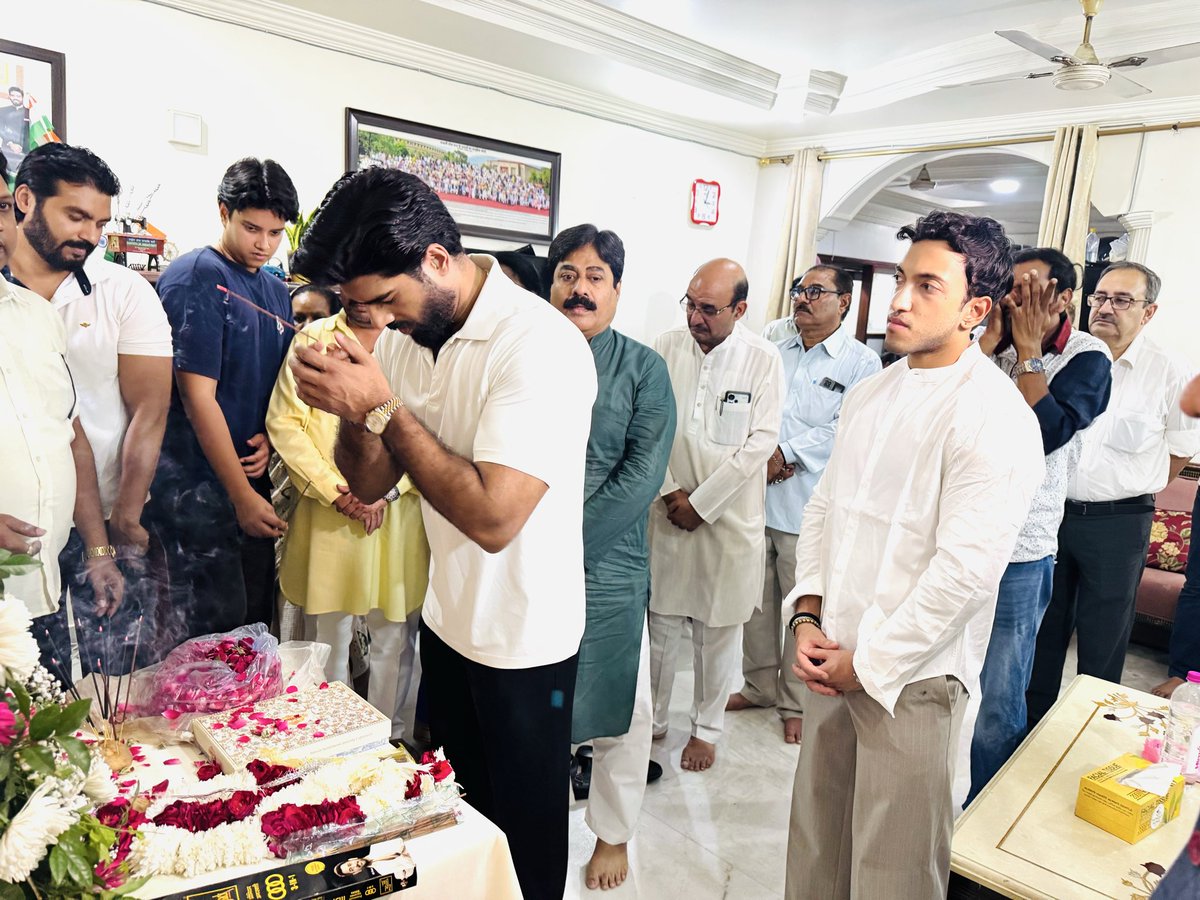 princerajpaswan's tweet photo. दलित, शोषित और वंचितों के अधिकार की राजनीति के केंद्रबिंदु में बाबा साहेब भीमराव अंबेडकर के विचार एवं आदर्शों को भारतीय राजनीति में आगे बढ़ाने वाले हमारे राजनीतिक आदर्शपुरुष, बड़े पापा पद्मभूषण रामविलास पासवान जी की पुण्यतिथि पर पुष्पांजलि अर्पित कर भावभीनी श्रद्धांजलि दिए ! https://t.co/aEGaj1Hc7Y