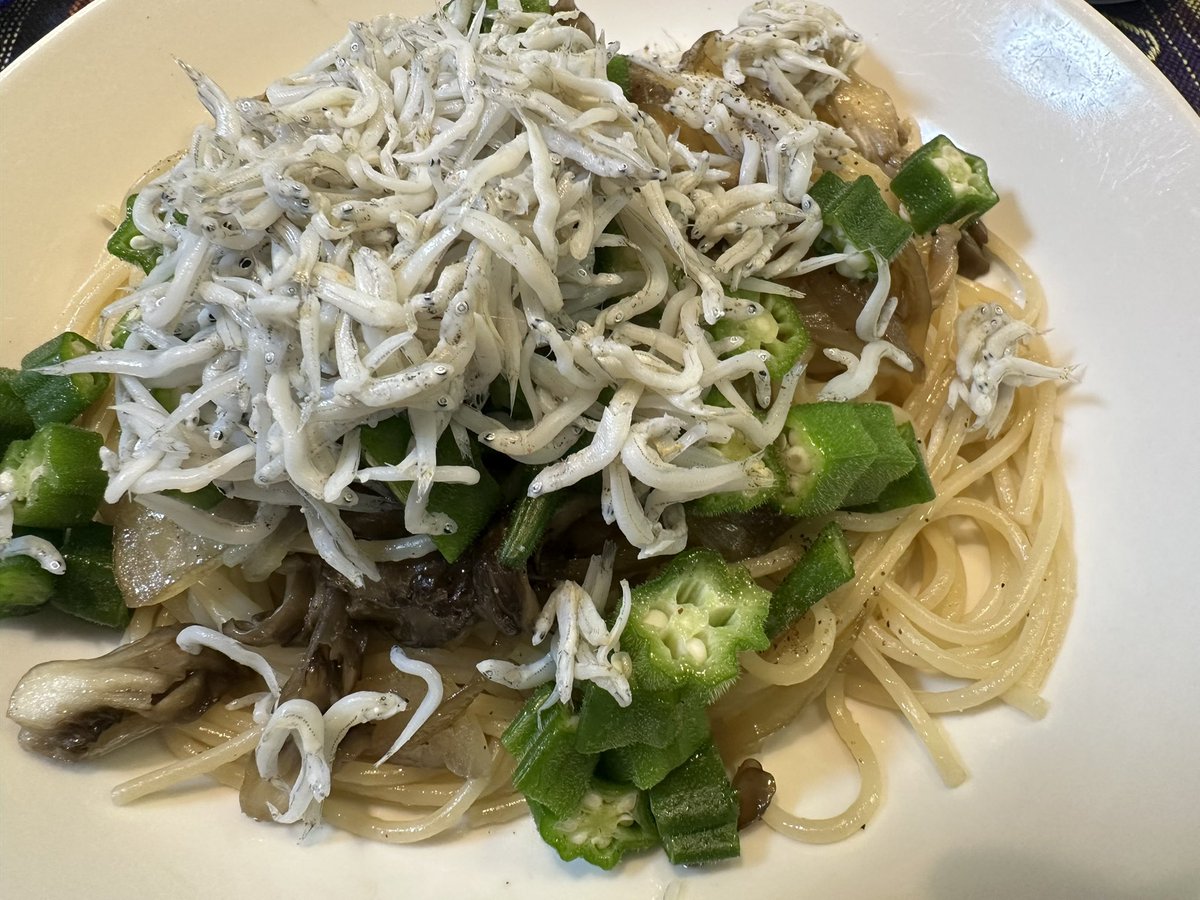 smomoya's tweet photo. #おうちごはん
#パスタ 

オクラ+舞茸+タマネギ🧅
しらすで麺が隠れてしまうほど
たくさんのせました✨✨✨ https://t.co/ecKZaHvjxt