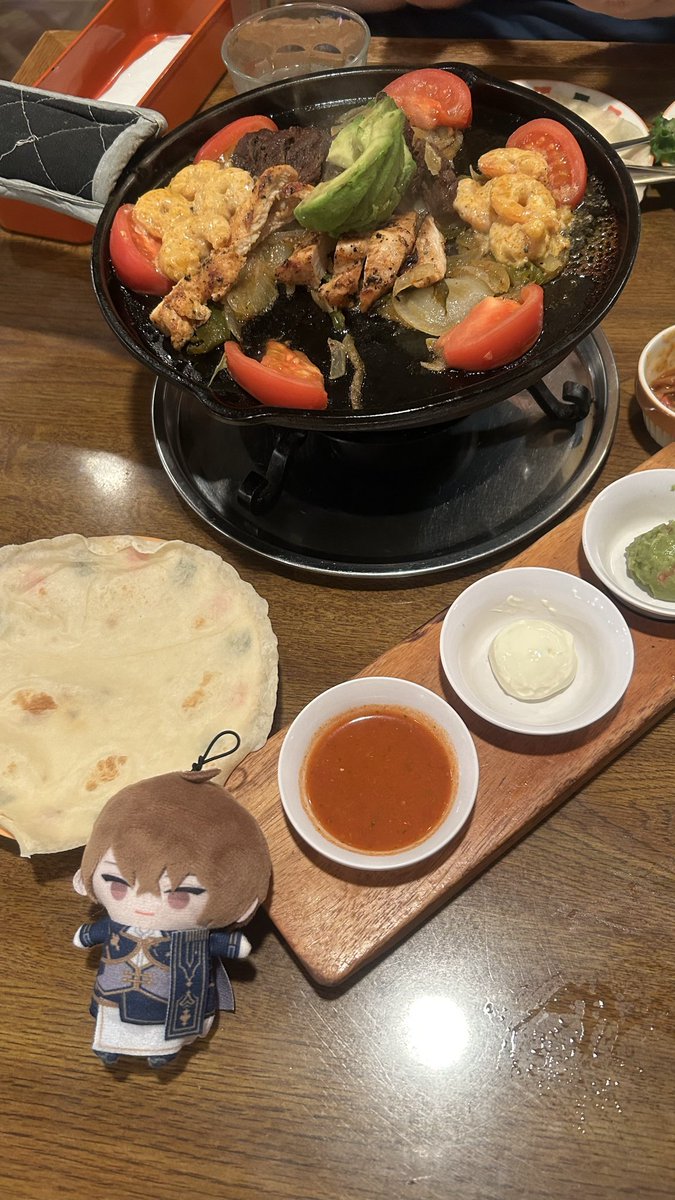 kuon0604's tweet photo. 鈴乃さんにオススメしてもらったお店に来た！

友達に話ししたら知ってるお店で、食べたくなったから行こうと言われ連れてこられたww

トルティーヤ美味しい！ https://t.co/MSzh5USxPk