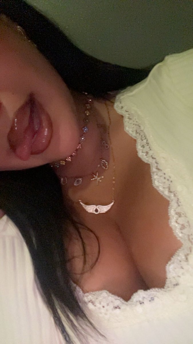 DominaChay's tweet photo. Ajoutez moi sur snap que je vous hagar un peu  ?? #moneyslave #paypig #moneymiss #soumis #domina https://t.co/u5XYXtnXmW