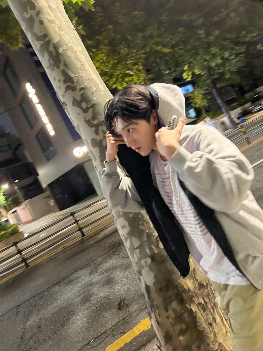 wildblue_ykme's tweet photo. [NAOYA]

コンビニで好きなもの奢るよ？

#WILDBLUE #鈴川直弥 #NAOYA https://t.co/1zgswfONa0