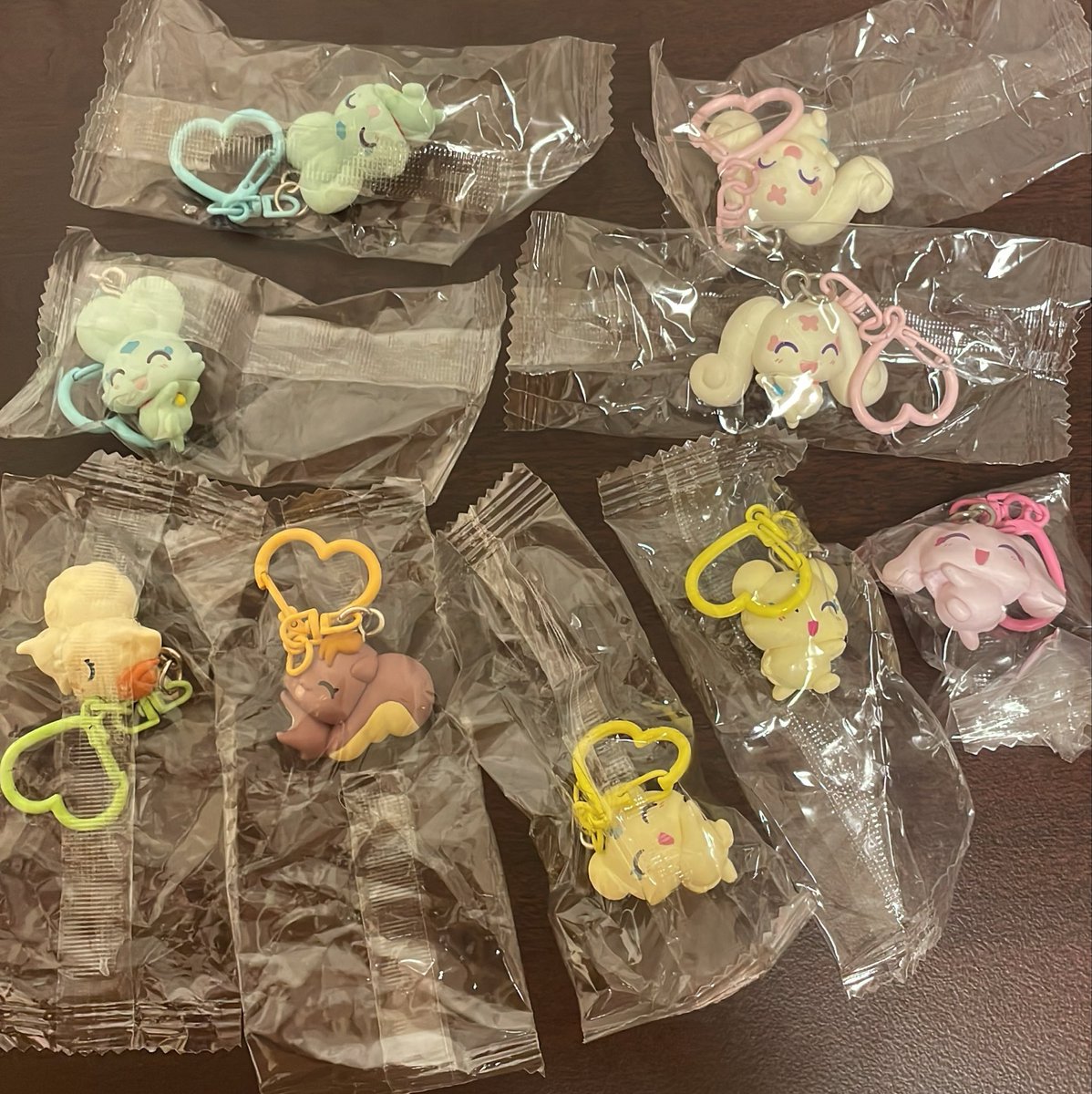 wanchan1059's tweet photo. 9回回してコンプはなかなかすごくないか
地元のガチャガチャ回数制限なかったから、後ろ誰もいなかったし、揃うまでガチャれた🫶🏻 https://t.co/M2iXeHiOjH