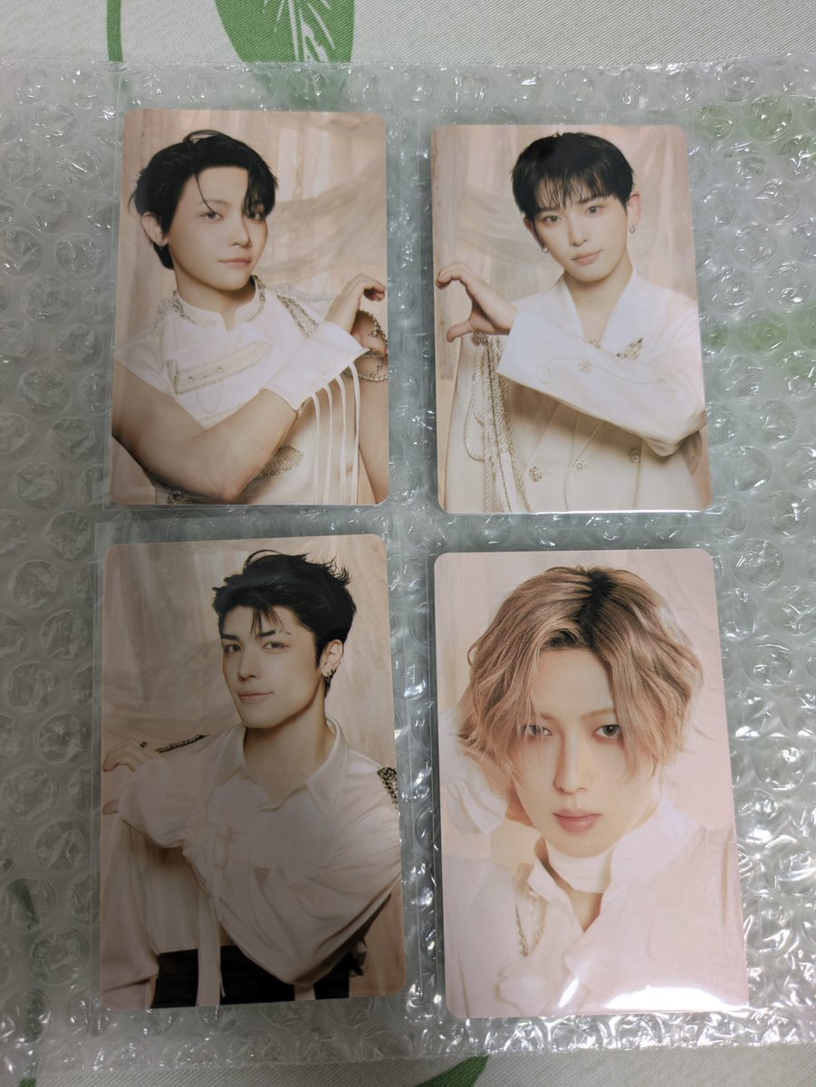 rellxq0610's tweet photo. @0501x0716 検索より失礼します

右上のHARUAと1番上の段のKくんと交換可能でしょうか？
ご検討よろしくお願いします https://t.co/4wiUsoRDCA