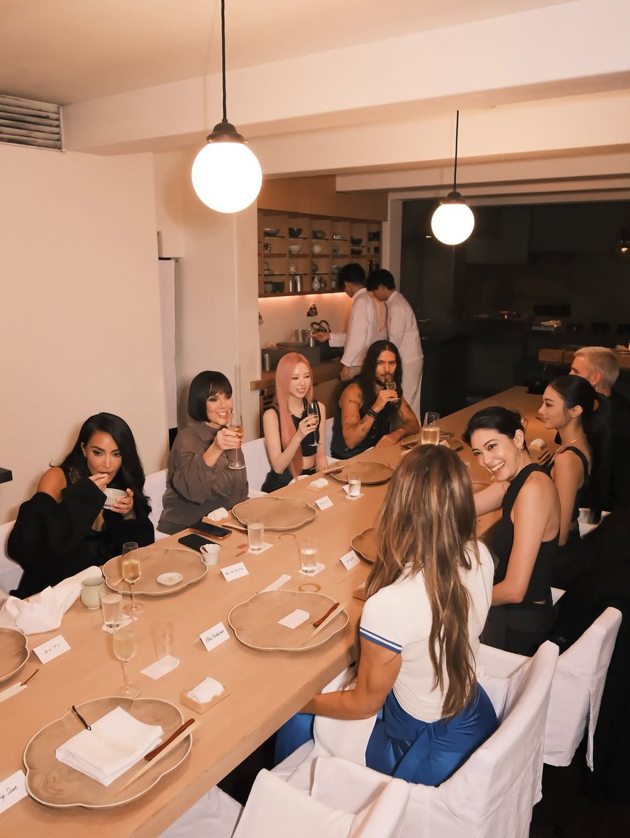 narinyangi's tweet photo. They were so lovely and kind. You guys have no idea how wonderful it was to sit with them. I even showed Kris Jenner unnie my lock screen (she is my icon who brings me good fortune), and she loved it. I even took a bite from her Taro ദ്ദി( • ᴗ < )♡ https://t.co/435snO12xX