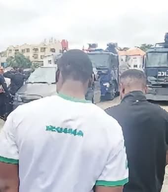 NoNonsensezone's tweet photo. OSUN ROBBERY: Three Igbo armed robbers Chubuzor Anasihwe, 31; Uchena Steven, 26; and Ejike Ani, 31 have been arrested over the robbery of Osun Monarch along the Ife Expressway in Osun State,valuables estimated at N50 million were taken before they returned to Lagos State https://t.co/cvT1qQSUz6