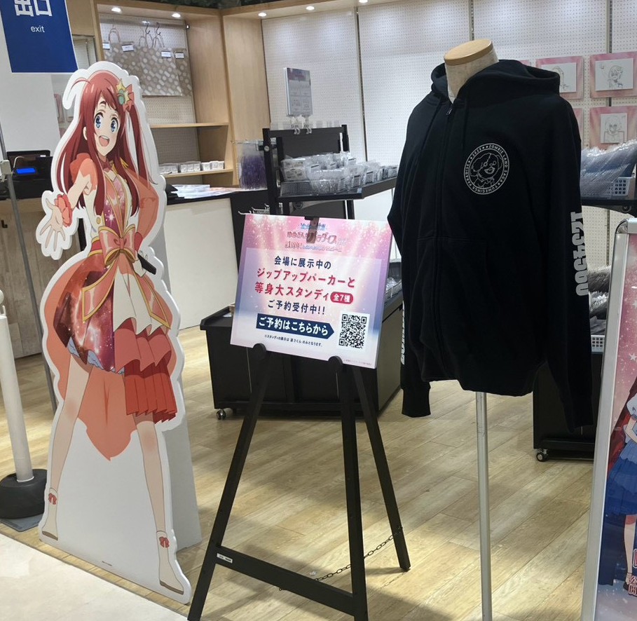 zombielandsaga's tweet photo. ／
劇場版 #ゾンビランドサガ
公開1周年  POP UP SHOP
10/12（月・祝）まで開催中✨
＼

会場には源 さくらの等身大スタンディや劇場版の原画の一部をパネル展示‼
ぜひ、さくらと一緒に写真を撮って映画1周年をお祝いしてくださいね🎊

会場には、ランダ���ボールチェーンキーホルダーや、
イカ気球ライト（アクリルプレートライト）など
映画の思い出が詰まったアイテムをご用意��
さらに、フランシュシュメンバーの
ドレス姿の描き下ろしグッズもございます💖

✅東京・上野マルイ 5階　カレンダリウムにて開催中！
https://t.co/ZvYRZhaI7q

📢会場にて展示中の映画の1シーンをプリントしたパーカーと劇場版のライブ衣裳の等身大パネルは11月1日まで受注受付中！
ご予約 https://t.co/zZabMr4qGT
