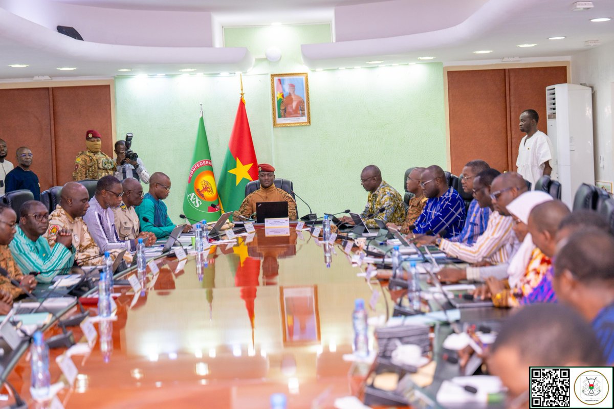 presidencebf's tweet photo. Le Capitaine Ibrahim TRAORÉ préside ce jeudi 8 octobre 2026 le Conseil des ministres. Au programme : examen de dossiers et décisions pour l’épanouissement des Burkinabè, suivant les orientations de la Révolution Progressiste Populaire. #BurkinaFaso #RPP https://t.co/cY50PRZ4hq