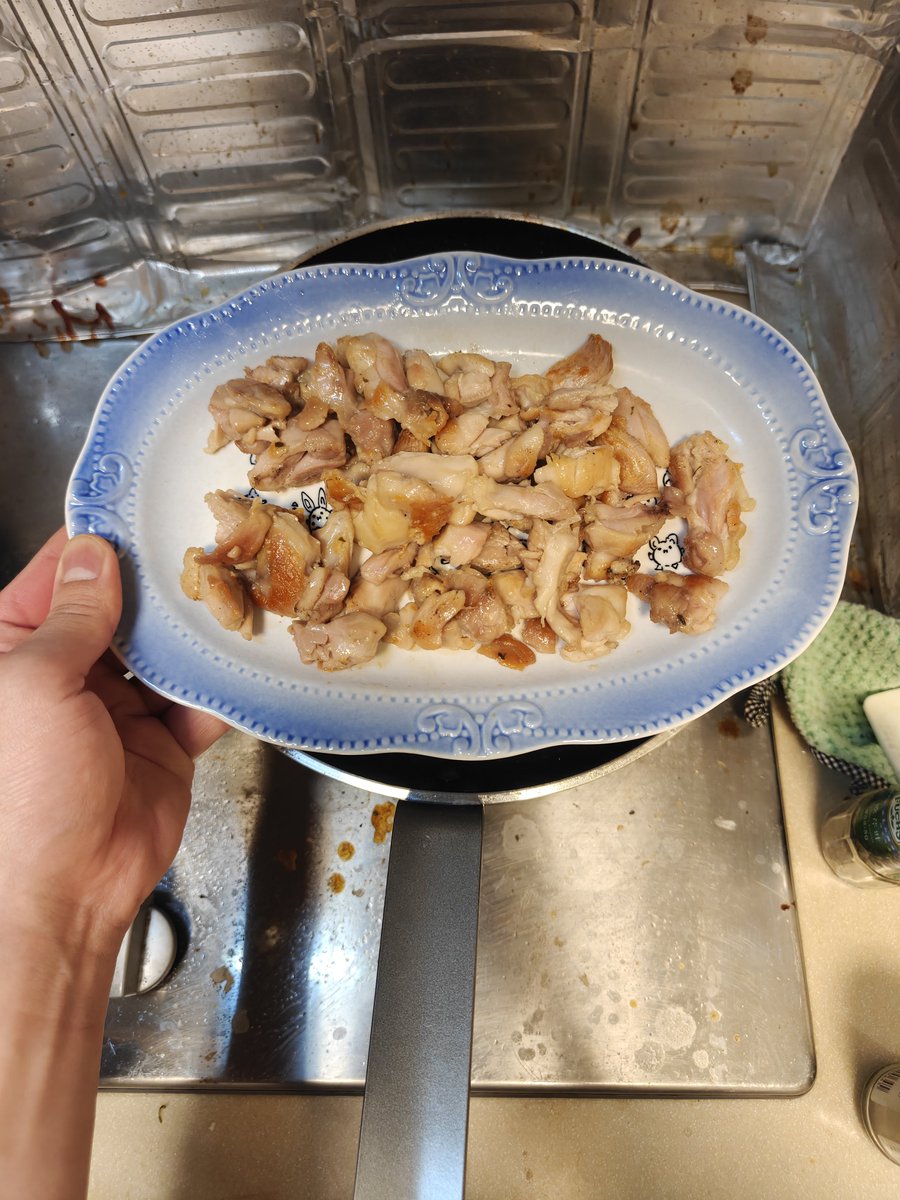 Jasperwhiteovo's tweet photo. 今晚吃
蒜香黄油煎鸡腿肉  培根鸡蛋手抓饼 
蛋炒饭  ！！ https://t.co/4WrpmIZijk