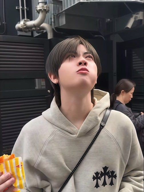 senandikai's tweet photo. @pendarpijar @damxfy Gak lupa memenuhi bm Nara yang pengen nyemil Chikuro sambil keliling mall. https://t.co/p1LwFSIqtG